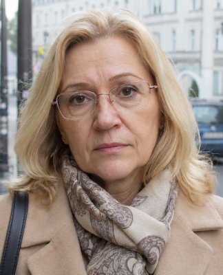 Vyras išėjo iš namų ir pasakė, kad aš daugiau nesu ta moteris, kurią jis kadaise mylėjo. Po mėnesio sutikau jį parduotuvėje su naująja žmona, jauna, pasitikinčia savimi ir žiūrinčia į mane iš aukšto. Ji laukė, kad nuleisiu akis, bet aš pasakiau vieną sakinį, kuris privertė ją sustingti vietoje…