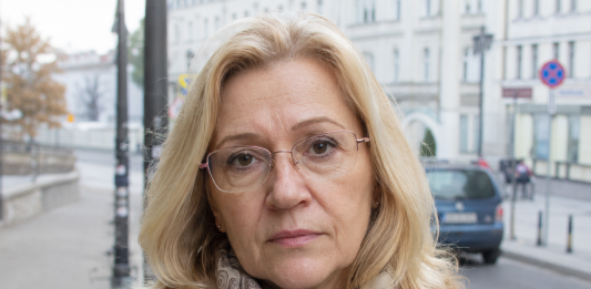 Vyras išėjo iš namų ir pasakė, kad aš daugiau nesu ta moteris, kurią jis kadaise mylėjo. Po mėnesio sutikau jį parduotuvėje su naująja žmona, jauna, pasitikinčia savimi ir žiūrinčia į mane iš aukšto. Ji laukė, kad nuleisiu akis, bet aš pasakiau vieną sakinį, kuris privertė ją sustingti vietoje…