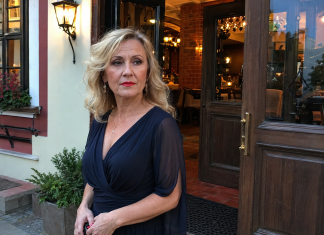 Vyras išvažiavo neva į žvejybą su draugais, o po valandos gavau žinutę su jo nuotrauka restorane, kur jis sėdėjo priešais moterį raudona suknele ir šypsojosi taip, kaip man nebesišypsojo metų metus