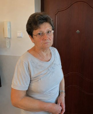 Visada maniau, kad mano pinigai sūnui padeda anūkams. Kol vieną popietę, stovėdama prie durų su pirkiniais, neišgirdau, ką marti sako telefonu apie mano butą…