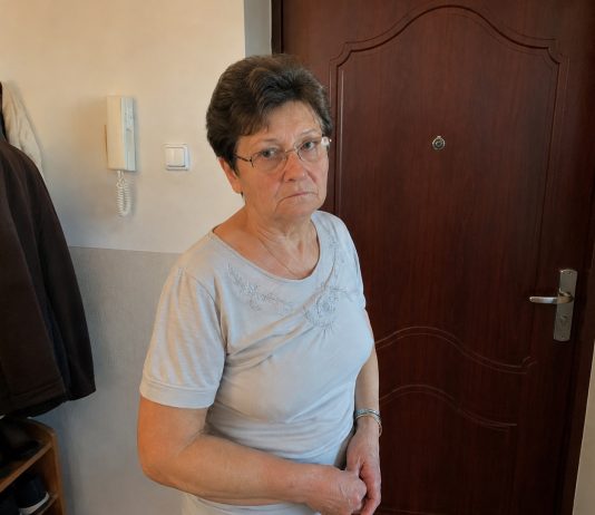 Visada maniau, kad mano pinigai sūnui padeda anūkams. Kol vieną popietę, stovėdama prie durų su pirkiniais, neišgirdau, ką marti sako telefonu apie mano butą…