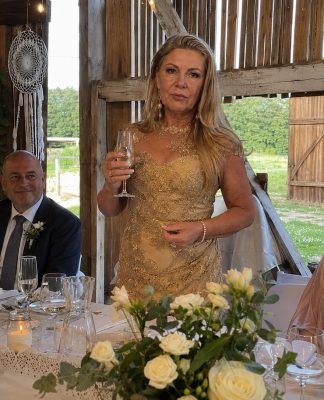 Trisdešimt vienerius metus buvau ištekėjusi už Arūno. Per dukros vestuves jis pasodino savo meilužę prie stalo su mano giminėmis. O kai ji pasakė tostą, kuriame pavadino save „beveik šeima”, aš padariau tai, ko niekas nesitikėjo…