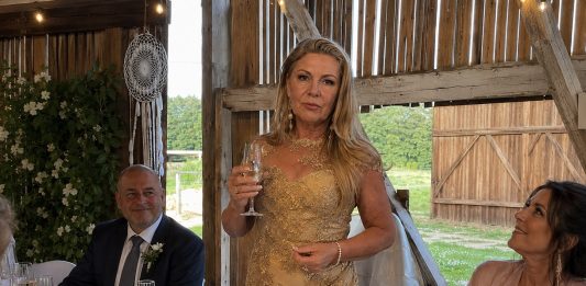 Trisdešimt vienerius metus buvau ištekėjusi už Arūno. Per dukros vestuves jis pasodino savo meilužę prie stalo su mano giminėmis. O kai ji pasakė tostą, kuriame pavadino save „beveik šeima”, aš padariau tai, ko niekas nesitikėjo…