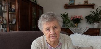Anūkas parėjo iš mokyklos ir nuo durų paklausė: „Močiut, ar tiesa, kad tave greitai išveš į senelių namus?” Pagalvojau, kad jis kažką sumaišė ar neteisingai supratau suaugusiųjų pokalbį. Bet tada jis pridūrė, ir kiti jo žodžiai mane sušaldė…