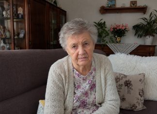 Anūkas parėjo iš mokyklos ir nuo durų paklausė: „Močiut, ar tiesa, kad tave greitai išveš į senelių namus?” Pagalvojau, kad jis kažką sumaišė ar neteisingai supratau suaugusiųjų pokalbį. Bet tada jis pridūrė, ir kiti jo žodžiai mane sušaldė…