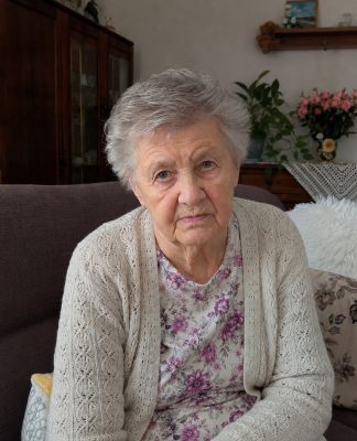 Anūkas parėjo iš mokyklos ir nuo durų paklausė: „Močiut, ar tiesa, kad tave greitai išveš į senelių namus?” Pagalvojau, kad jis kažką sumaišė ar neteisingai supratau suaugusiųjų pokalbį. Bet tada jis pridūrė, ir kiti jo žodžiai mane sušaldė…