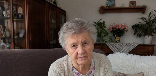 Anūkas parėjo iš mokyklos ir nuo durų paklausė: „Močiut, ar tiesa, kad tave greitai išveš į senelių namus?” Pagalvojau, kad jis kažką sumaišė ar neteisingai supratau suaugusiųjų pokalbį. Bet tada jis pridūrė, ir kiti jo žodžiai mane sušaldė…