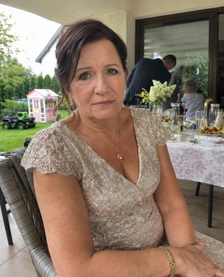 Vyras visą gyvenimą man kartojo, kad be jo aš esu niekas. Tylėjau, augau vaikus, kenčiau jo šaltumą ir pajuokas. Bet jo jubiliejaus dieną, kai visų akivaizdoje jis pavadino mane „tiesiog ta, kuri namus prižiūri”, atsistojau iš už stalo ir padariau tai, kas privertė svečius nustoti šypsotis…