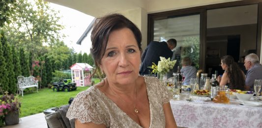 Vyras visą gyvenimą man kartojo, kad be jo aš esu niekas. Tylėjau, augau vaikus, kenčiau jo šaltumą ir pajuokas. Bet jo jubiliejaus dieną, kai visų akivaizdoje jis pavadino mane „tiesiog ta, kuri namus prižiūri”, atsistojau iš už stalo ir padariau tai, kas privertė svečius nustoti šypsotis…