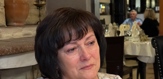Šešiasdešimtojo gimtadienio vakarą mano vaikai pritemdė šviesas ir paskelbė paruošę staigmeną. Tikėjausi šilto sveikinimo, bet po kelių minučių sėdėjau prieš svečius pažeminta ir negalėjau sulaikyti ašarų…