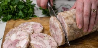 Naminis vištienos vyniotinis butelyje, vietoj pirktinio kumpio