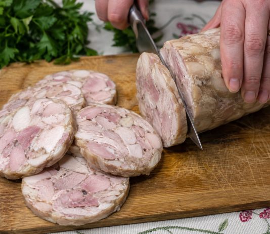 Naminis vištienos vyniotinis butelyje, vietoj pirktinio kumpio