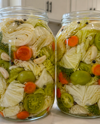 Fermentuoti kopūstai su žaliais pomidorais, morkomis ir česnakais